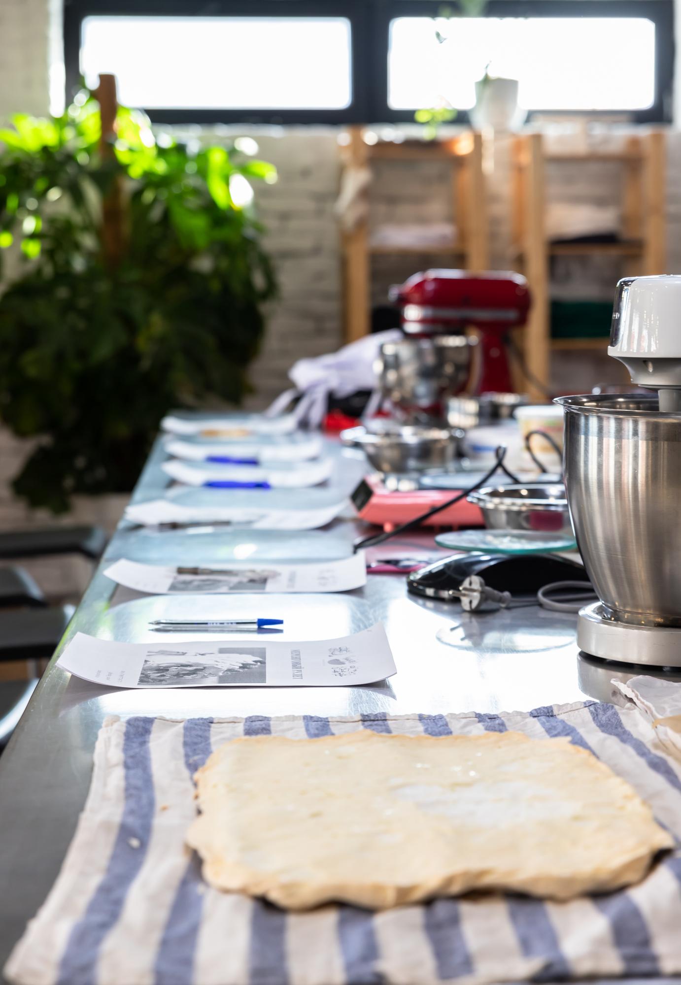 Vista del taller de cocina con mesas y utensilios